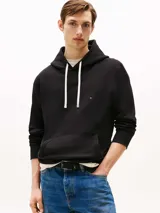 Buzo con capucha de Tommy Hilfiger en color negro, con cordones de ajuste en contraste, bolsillo frontal tipo canguro y logo pequeño bordado en el pecho.