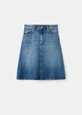 Falda midi evasé de denim azul con diseño de corte trapecio, tiro medio, trabillas y bolsillos.