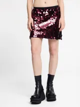 Minifalda color bordó cubierta de lentejuelas grandes.