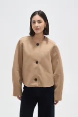 Tapado corto de paño color camel, con cuello redondo, cierre frontal de tres botones y mangas largas con diseño estructurado.