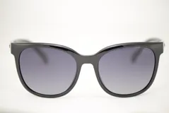 Lentes de sol MDQ modelo Giza, con montura de acetato color negro y lentes grises.