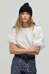 Blusa blanca de algodón con mangas abullonadas tres cuartos y detalle de pinzas en los hombros.