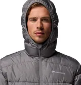 Campera puffer con capucha de la marca Columbia, modelo Fivemile Butte II Omni-Heat, en color gris. Cuenta con tecnología de reflectividad térmica Omni-Heat, aislamiento Thermarator de poliéster reciclado y bolsillos delanteros con cierre.