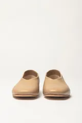 Chatas planas de cuero vacuno, color peltre metalizado, con punta cuadrada y escote pronunciado en el empeine.