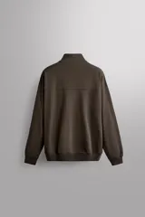 Sudadera relaxed fit gris claro melange de tejido ligero con mezcla de algodón, cuello subido, manga larga y cierre frontal con cremallera. Cuenta con bolsillos laterales ocultos y acabados en rib.