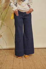 Jeans de mujer color azul oscuro, de corte recto y tiro alto.