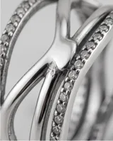 Anillo de plata 925 con diseño multicapa que combina bandas lisas y bandas con engaste de pequeñas piedras brillantes.