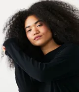 Sweater color marrón de punto con cuello redondo y mangas largas.