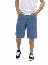 Bermuda de jean de corte oversized con diseño de cinco bolsillos, cierre de botón y cremallera, en un tono azul medio clásico.