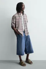 Sandalia tipo slide de goma, color verde militar, con dos tiras anchas ajustables mediante hebillas cuadradas. Presenta plantilla anatómica y suela gruesa con relieve.