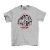 Remera gris jaspeado de manga corta con estampado frontal de un gato durmiendo rodeado de nubes rojas y la frase Eat, Sleep, Repeat.