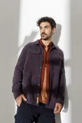 Camisa tipo chaqueta de franela escocesa con bolsillos de parche en el pecho.