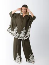 Maxi camisa color blanco de lino bordado con manga abullonada y calce amplio.