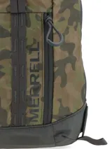 Mochila tipo morral de un solo hombro con estampado de camuflaje en tonos verdes y marrones. Cuenta con cierre frontal vertical, logo de la marca estampado, panel trasero de espuma EVA y correas ajustables para uso ambidiestro.