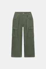 Pantalón cargo de tiro medio con pinzas delanteras, bolsillos laterales de plastrón y cierre frontal con cremallera y botón. Presenta una pernera holgada que se estrecha ligeramente hacia el bajo.
