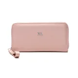 Billetera de mujer color rosa, con cierre perimetral y correa de mano extraíble. Presenta el logo "XL" en el frente.