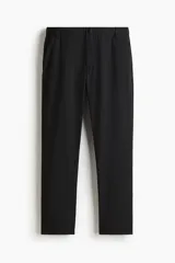 Pantalón de corte ajustado con cierre y botón, bolsillos laterales y bolsillo trasero insertado.