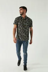 Camisa celeste estampada de manga corta con fit slim, cartera abotonada y logo bordado.