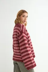 Cardigan de punto con diseño de rayas horizontales en tonos verde y marrón, cuello en V y cierre frontal con botones.