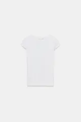 Camiseta de algodón con cuello redondo amplio y mangas cortas, de corte regular y largo estándar.