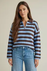 Sweater de punto con diseño de rayas horizontales en color marrón y celeste, corte oversize, cuello polo con cierre frontal y mangas largas.