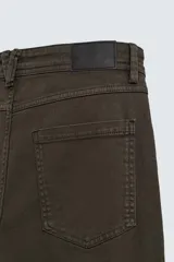 Pantalón de corte recto confeccionado en tejido de algodón con elasticidad. Presenta diseño de cinco bolsillos, cierre frontal con cremallera y botón.