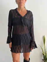 Minivestido negro de encaje con mangas acampanadas y escote en V.