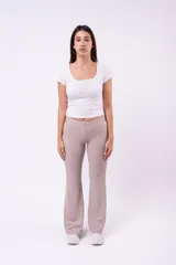 Pantalón oxford color marrón oscuro, con textura de punto y aberturas laterales en el bajo.