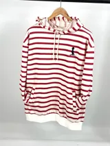 Canguro oversize blanco con rayas horizontales rojas, capucha con cordón ajustable, bolsillo tipo canguro y logo bordado en el pecho.