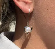 Aros colgantes de plata 925 con perla de río.