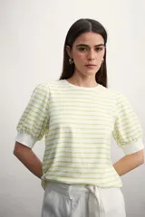 Remera de algodón con estampado de rayas horizontales en color verde claro sobre fondo blanco, con mangas cortas abullonadas y puños lisos.