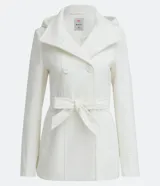 Campera alargada de polivelour color blanco, con cuello alto que se pliega y se ata a la cintura, mangas largas, abotonado frontal doble, bolsillos y cinturón.