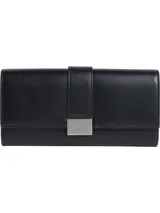 Billetera grande de poliuretano color negro, con cierre de solapa y broche magnético metálico con logo grabado. Presenta un bolsillo exterior y múltiples ranuras internas para tarjetas, además de un bolsillo monedero con cremallera.