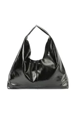 Cartera tipo slouchy color negro, confeccionada en 100% poliuretano simil cuero, con diseño amplio y asa de hombro integrada.