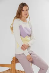 Buzo de tejido de punto fino con diseño de bloques de color en forma de zigzag en tonos lila y amarillo sobre base color crema. Presenta cuello redondo y mangas largas.
