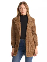Chaqueta de tejido tweed en tonos marrones con hilos metálicos, diseño de corte sastrero con cuello de solapa, bolsillos frontales aplicados y mangas con presilla ajustable.