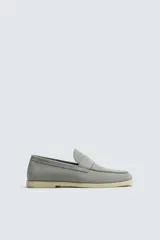 Mocasín de hombre fabricado en piel con acabado de serraje color gris, con detalle de antifaz en el empeine, horma redonda y suela a contraste.