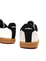 Championes Umbro modelo Track, color negro, con suela de goma color caramelo. Presenta el logo Umbro en el lateral en color blanco.