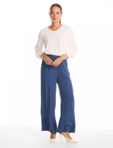 Pantalón palazzo de crepe, corte wide leg, con tiro alto, pinzas frontales y bolsillos funcionales. Presenta pretina lisa en la parte delantera y elástica en la parte posterior.