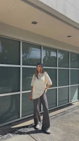 Remeron de morley viscosa color negro, con cuello redondo y mangas cortas de corte holgado.