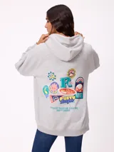 Canguro gris con capucha, de corte oversize, con estampado gráfico multicolor en la espalda que incluye diversos parches y logotipos de la marca Rusty.