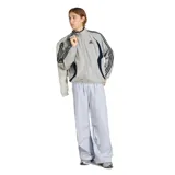 Campera deportiva Adidas Teamgeist de color gris con detalles en azul marino. Presenta cuello alto, cierre frontal completo, mangas largas con las icónicas tres tiras de la marca y paneles laterales en contraste.