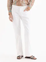 Jeans straight confeccionado en denim de algodón blanco, de tiro medio y corte recto.