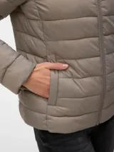 Campera puffer corta acolchada de color gris, con cuello alto y cierre frontal completo.