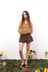 Falda corta de diseño versátil, confeccionada en tejido elástico con estampado de rayas verticales en tonos amarillo y bordó. Presenta un corte ajustado y adaptable que permite su uso como prenda superior o inferior.