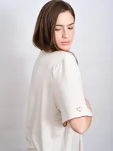 Pijama de viscosa y lino, color blanco, compuesto por una remera de manga corta y un short con elástico en la cintura.