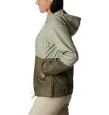 Campera cortavientos Columbia de mujer, en tonos verde claro y verde militar. Cuenta con capucha ajustable, cierre frontal completo, bolsillos con cremallera y puños elásticos.