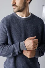 Sweater azul marino de corte clásico con cuello redondo y mangas largas.