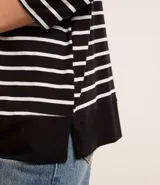 Remera femenina rayada blanca y negra, de manga 3/4 y escote en V.