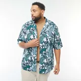 Camisa de manga corta con estampado de hojas de palmera en tonos verde, blanco y azul.